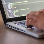 Viaggiare con il coding: destinazioni e progetti per gli appassionati di sviluppo