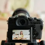 Umani, non avatar: perché la faccia conta ancora nel video marketing